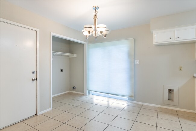 Building Photo - 206 N Forest Dr