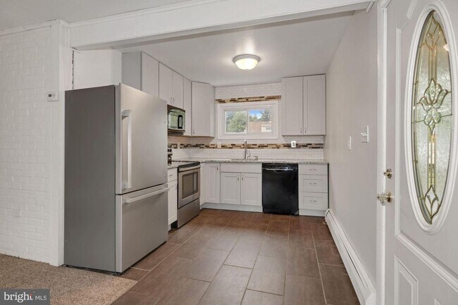 Building Photo - Welcome to this 4 bedroom 2 bath home in the Crabtree section of Levittown.