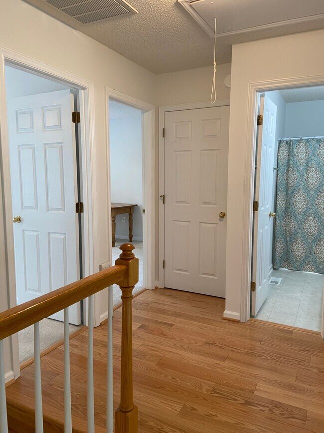 Building Photo - Renovated 3 bed, 2.5 bath townhome in Hope...