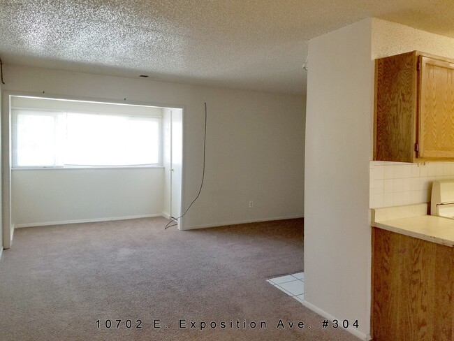 Building Photo - * 2 bed, Great location off Havana and Exp...