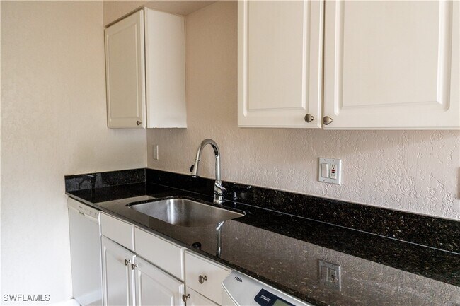 Building Photo - 4627 Bayshore Dr