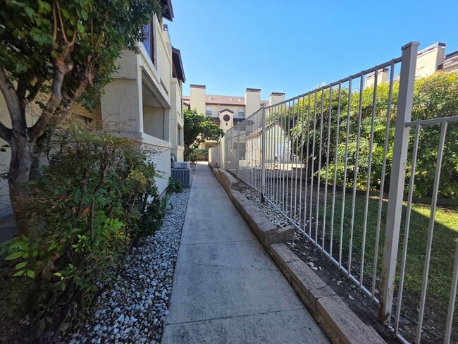 Building Photo - Condo for lease in Medical Area!