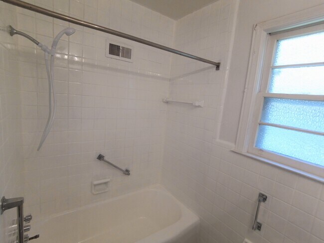 Building Photo - 109 Tanglewood Dr