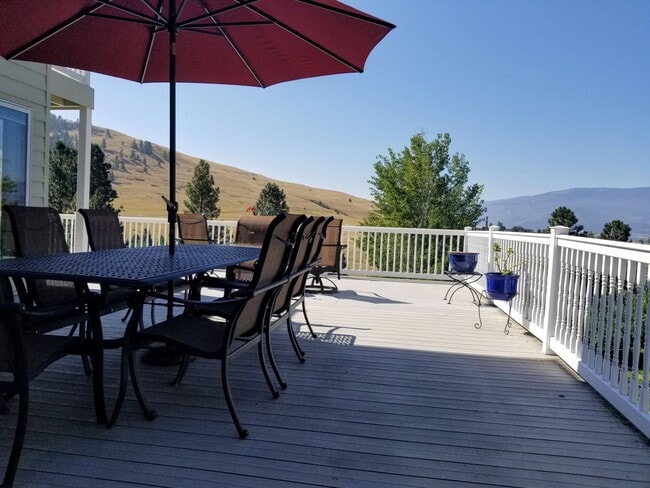 Building Photo - Welcoming 5 bed 3.5 bath South Hills Home