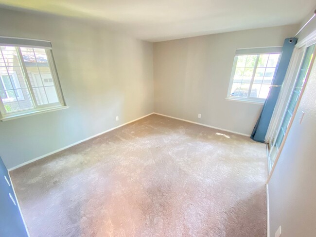 Building Photo - Advent - Low Deposit Condo W/ Parking, Lau...