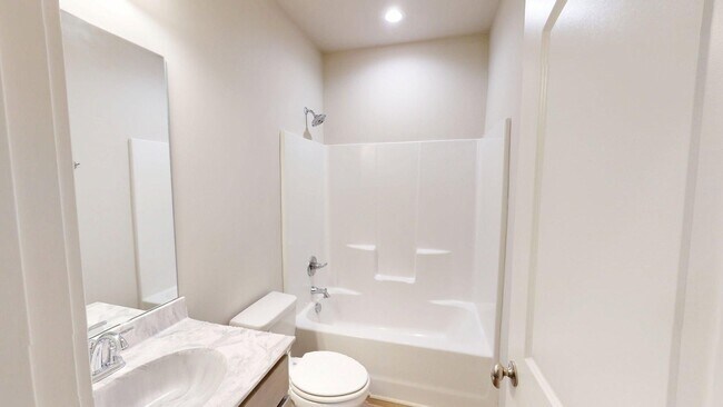 Building Photo - For Lease Large Home with Bonus Room on 1 Acre in Country