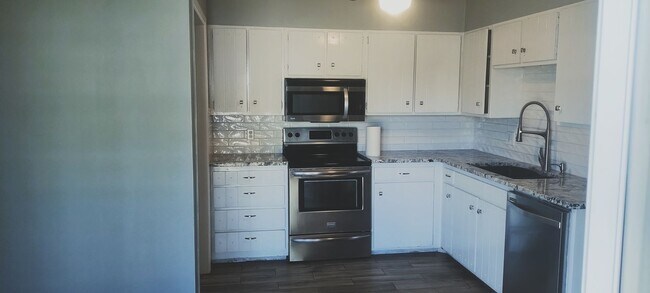 Building Photo - 3 Bed 2 Bath Home!