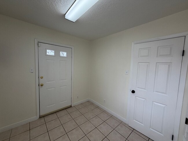 Building Photo - 3 Bedroom Single Story Home Available Near Constitution Ave NE & San Pedro Dr NE!