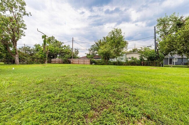 Building Photo - 9529 Fairland Dr