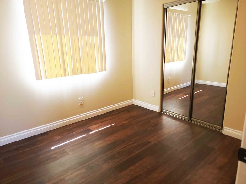 Building Photo - 1719 W 39th Pl