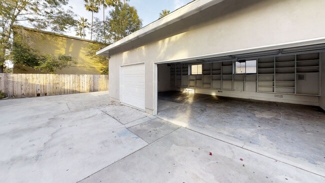 Building Photo - BIG House! Spacious bedrooms! Garage and D...