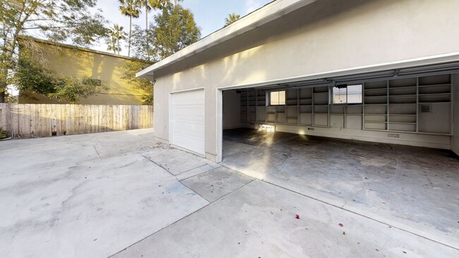 Building Photo - Huge House! Big bedrooms! Cool house!