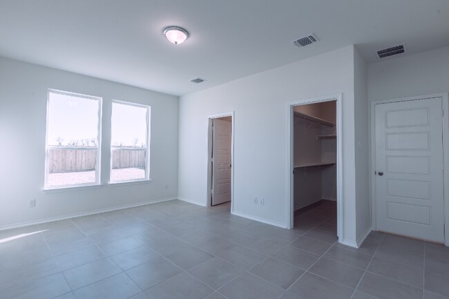 Building Photo - 1400 Carriageway Dr