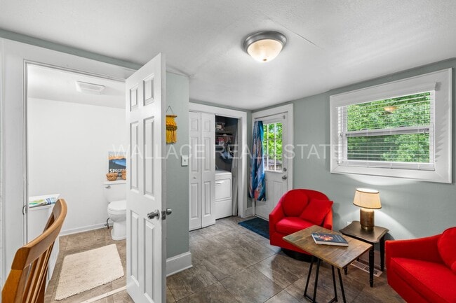 Building Photo - 1930'S AMAZING CRAFTSMAN HOME...3 BEDROOM/...
