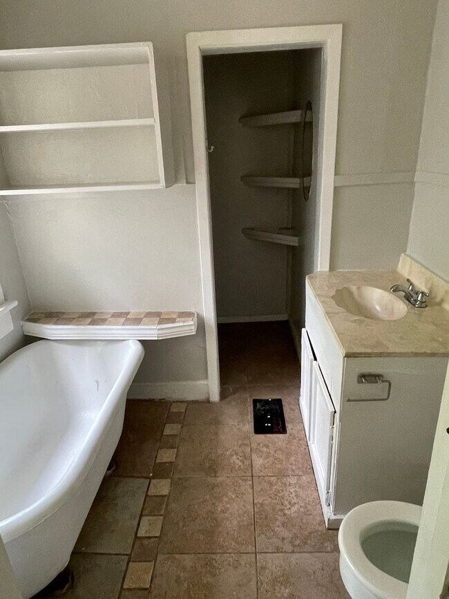 Building Photo - 820 College St