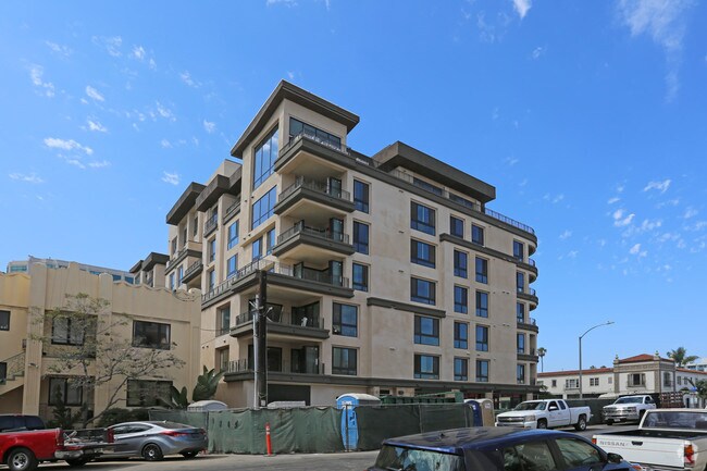 Building Photo - Vue on 5th