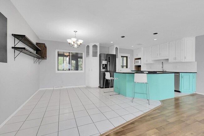 Building Photo - 3 bedroom, 3 bathroom home with 2 car garage