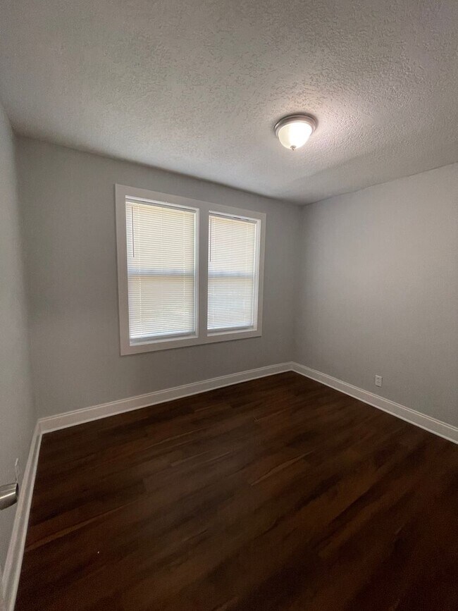 Building Photo - 4/2 Single Family Home : Available Now!