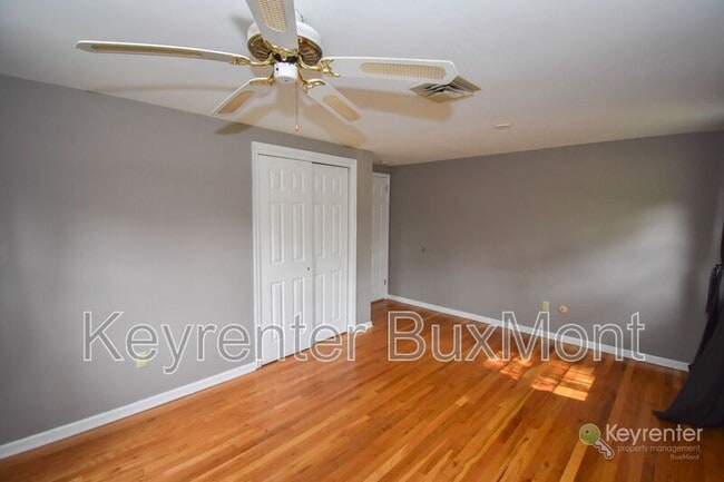 Building Photo - 5 Cedar Woods Dr