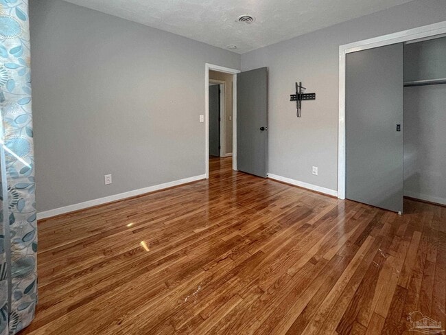 Building Photo - 5807 Aurora Ave