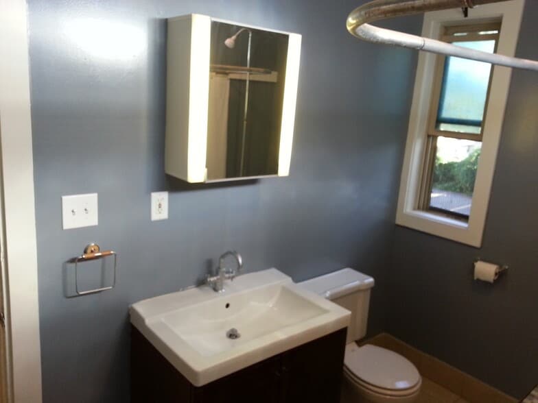 Building Photo - 516 4th Ave SE