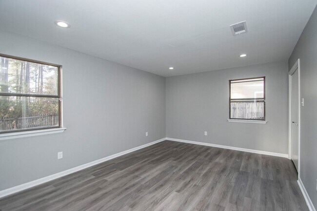 Building Photo - 20 Laver Cir