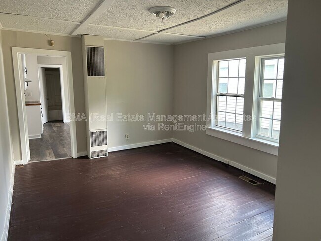 Building Photo - 1048 W College St Ext