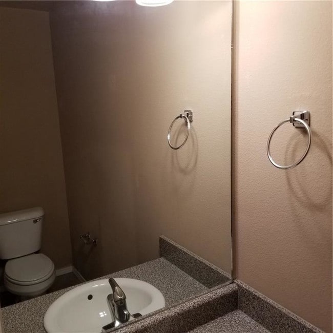 Building Photo - 2221 Skyler Dr