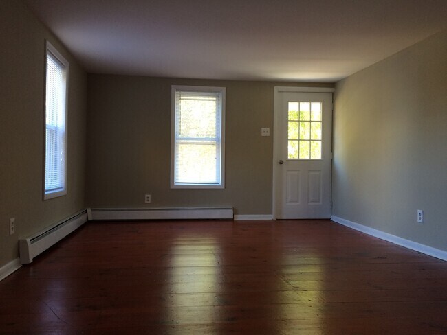 Building Photo - AVAILABLE NOW! Economical home with wood floors, Palisades Schools, laundry, gas heat