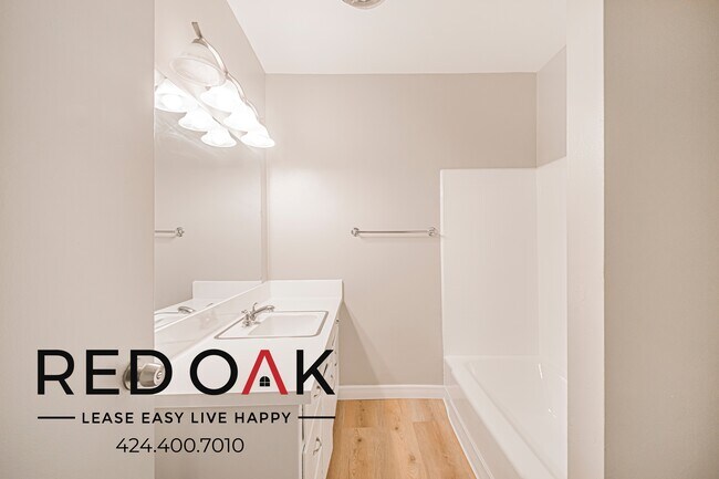 Building Photo - 15405 Vanowen St