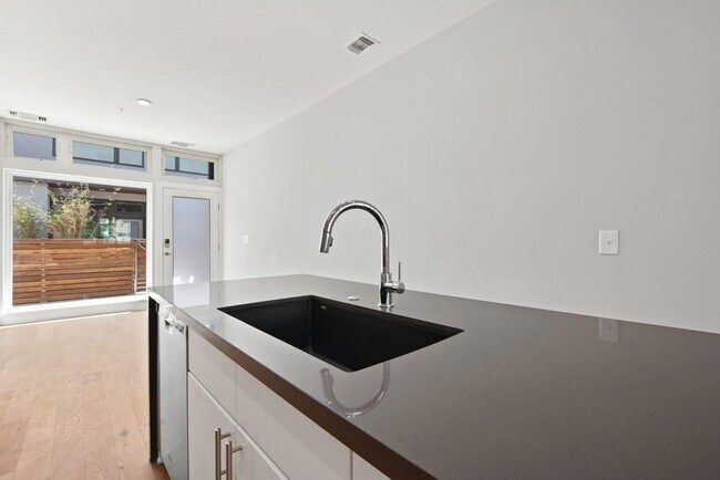 Building Photo - 2002 E 7th St