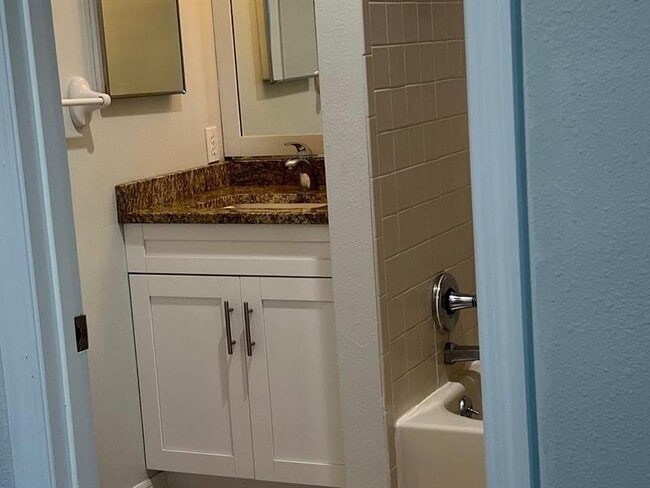 Building Photo - 1006 Villaway W