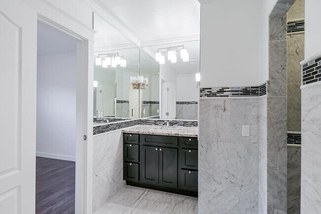 Building Photo - 5328 E Pinchot Ave