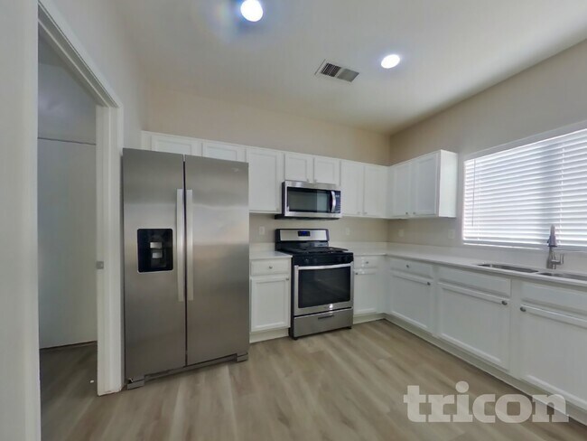 Building Photo - 16823 W Cottonwood St