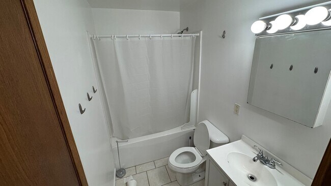 Building Photo - 525 E 47th St