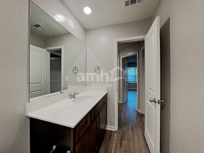 Building Photo - 3315 Ridge HillPkwy