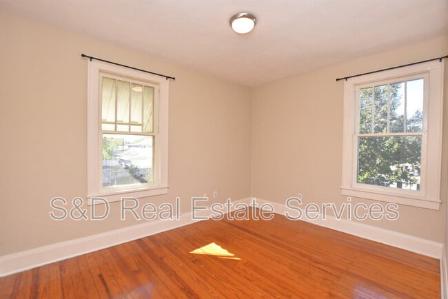 Building Photo - 709 1/2 Park Hill Ave.