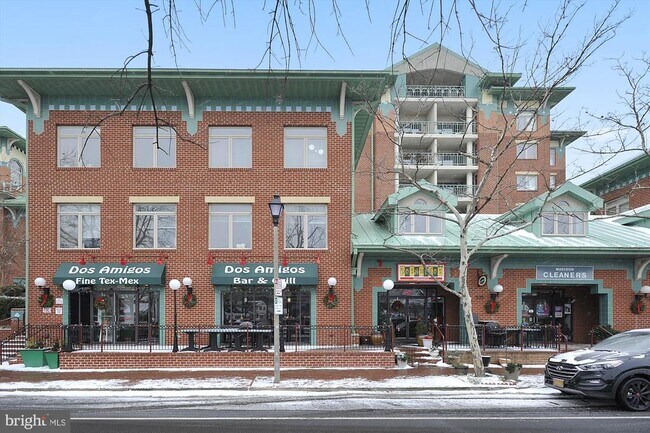 Building Photo - 409 E Raymond Ave