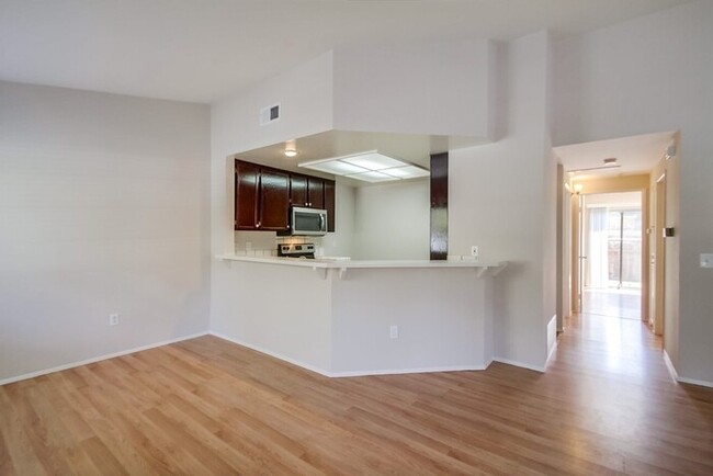 Building Photo - 2049 Haller St