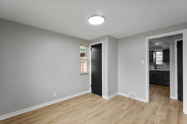 Building Photo - MOVE IN SPECIAL! SCORE HALF OFF 1ST MONTH'...