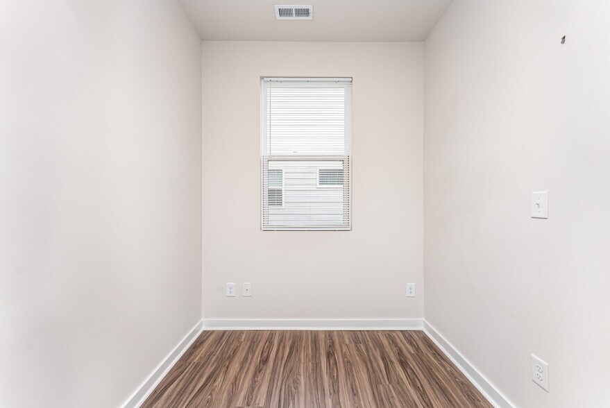 Building Photo - 9529 Munsing Dr