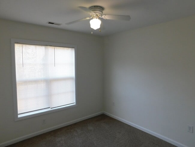 Building Photo - Townhouse Located Conveniently Near Base