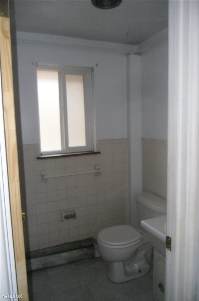Building Photo - 2 br, 1 bath Apartment - 224 Harry L Dr TLC