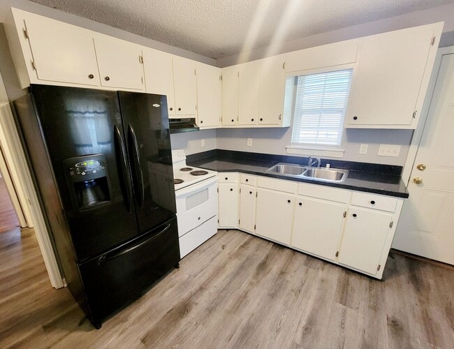 Building Photo - View this home today!  Great 4 bedroom & 1...