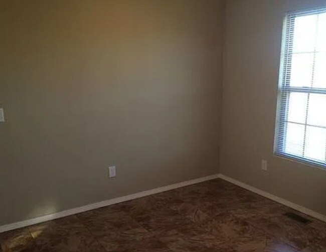 Building Photo - 3 Bed, 2Bath, 2 Car Garage, with Fenced in Yard!!