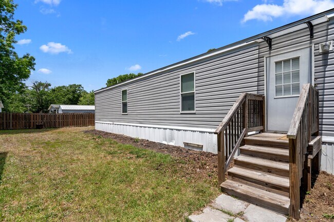 Building Photo - 2039 Elmwood St SW