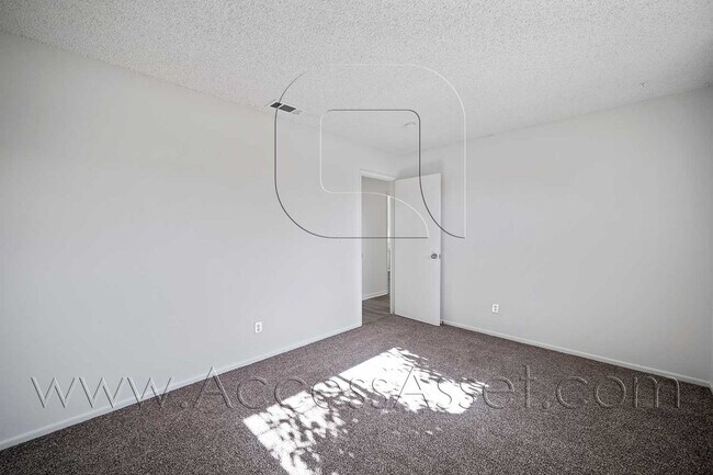 Building Photo - 41012 Beachwood Ave