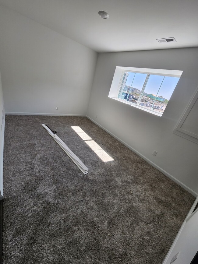 Building Photo - 1033 Atterberg Rd