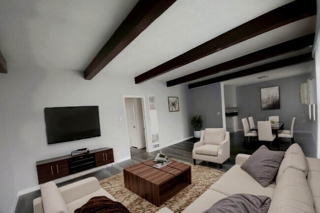 Building Photo - 425 N Hobart Blvd