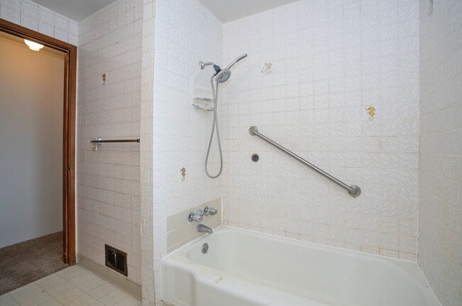 Building Photo - Spacious 4-Bedroom Home with Large Yard, Covered Patio & Garage in Lakewood